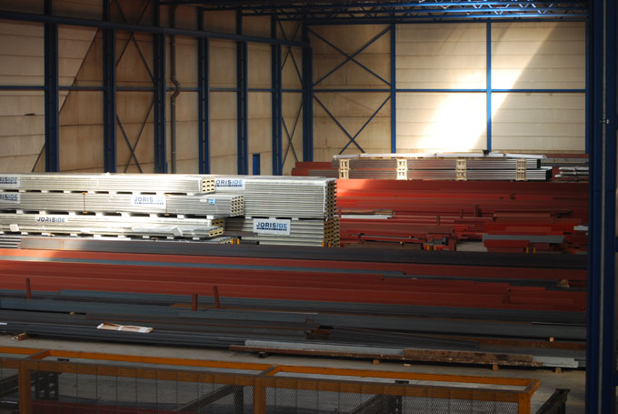 Een ponsmachine, de vlammen schieten eruit